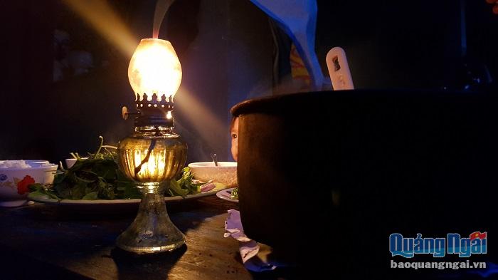 Những bữa cơm sau bão số 9 của nhà tôi luôn ấm áp bên nồi cơm đầy nhọ nồi và chiếc đèn dầu