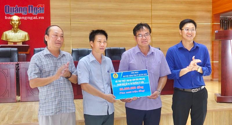 Đại diện lãnh đạo Ban Nội chính trao bảng tượng trưng tiền hỗ trợ cho huyện đảo Lý Sơm