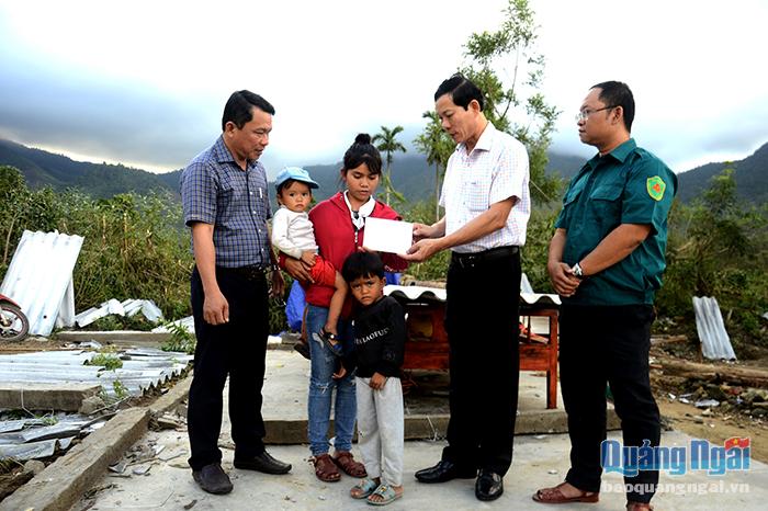 Trao tiền cho gia đình chị Hồ Thị My ở xã Bình An có nhà bị sập.