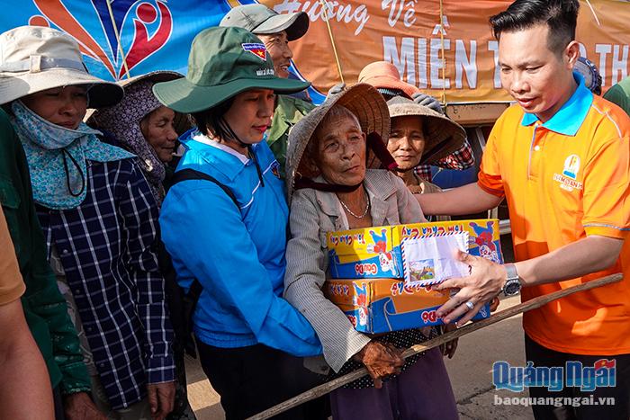 Quỹ từ thiện Kim Oanh (Bình Dương) trao quà cho người dân nghèo bị thiệt hại sau bão số 9 ở huyện Mộ Đức.