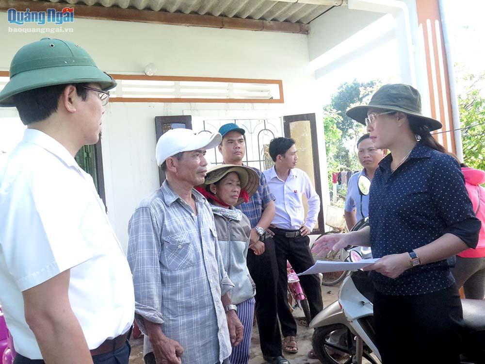 Bí thư Tỉnh ủy Bùi Thị Quỳnh Vân đi kiểm tra nhà bị sập hoàn toàn ở thị trấn La Hà
