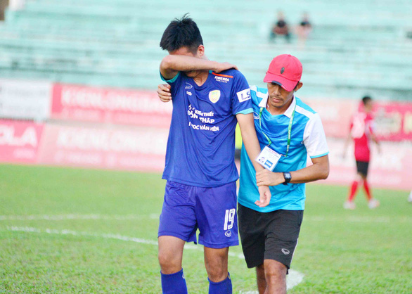 Tiền đạo Nguyễn Công Thành đã khóc sau khi đá hỏng phạt đền khiến đội nhà rớt hạng - Ảnh: DƯƠNG THU