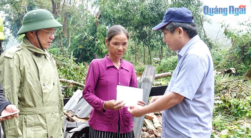 Phó Trưởng Ban Thường trực Ban  Tổ chức Tỉnh ủy Lữ Ngọc Bình động viên và trao tiền hỗ trợ cho cho gia đình bà Phạm Thị Mai