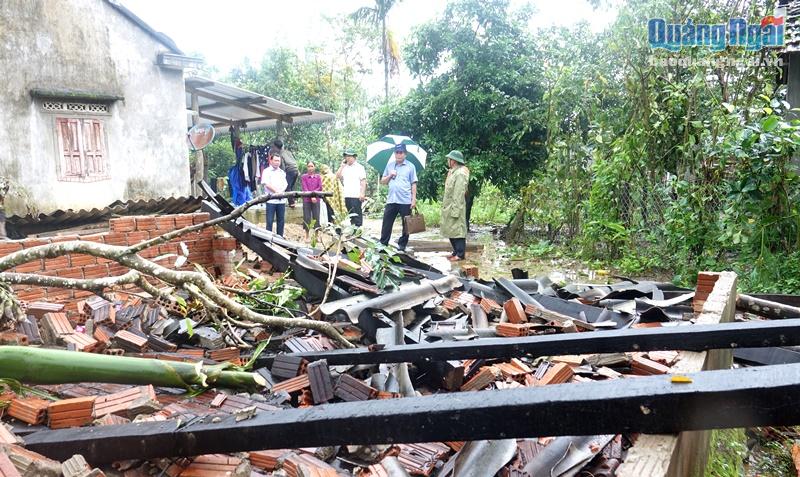 Bão số 9 khiến nhiều căn nhà ở huyện miền núi Ba Tơ hư hỏng và đổ sập