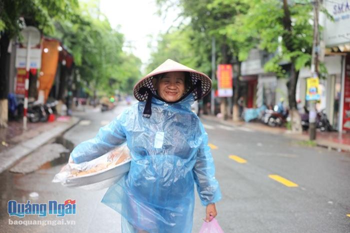 Dù mệt nhọc nhưng bà Lê Thị Nở, 55 tuổi, ở xã Tịnh Ấn Tây, phường Trương Quang Trọng vẫn nở nụ cười thật tươi. 