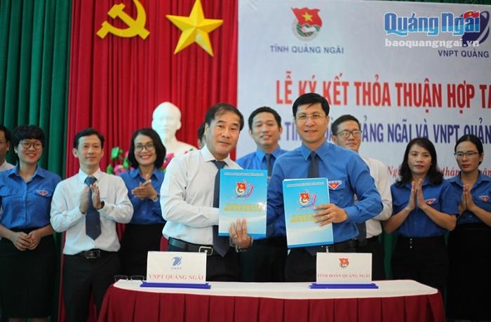 Đại diện lãnh đạo VNPT Quảng Ngãi và lãnh đạo Tỉnh đoàn ký kết thỏa thuận hợp tác.
