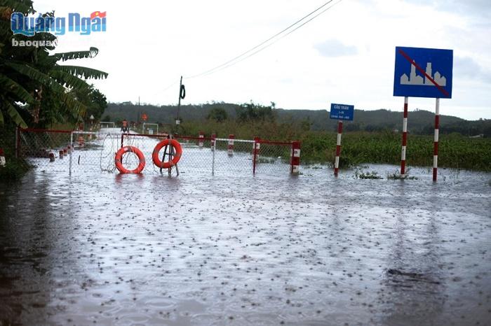 Cầu tràn trên tuyến đường từ thôn Giao Thủy, xã Bình Thới đi xã Bình Phước bị chia cắt. 