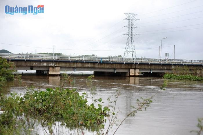 Mực nước tại cầu Ô Sông, ở xã Bình Long cũng đang dâng cao. 