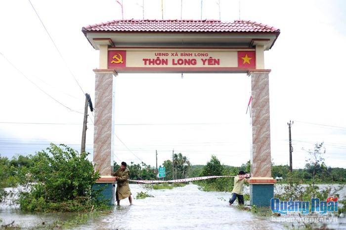 Gần 400 hộ dân ở thôn Long Yên, xã Bình Long đã bị cô lập từ sáng sớm nay. Lực lượng chức năng địa phương thường xuyên chia nhau trực, không cho người dân qua lại. Trưởng Công an xã Bình Long- Đại úy Huỳnh Thanh Cường cho hay: 