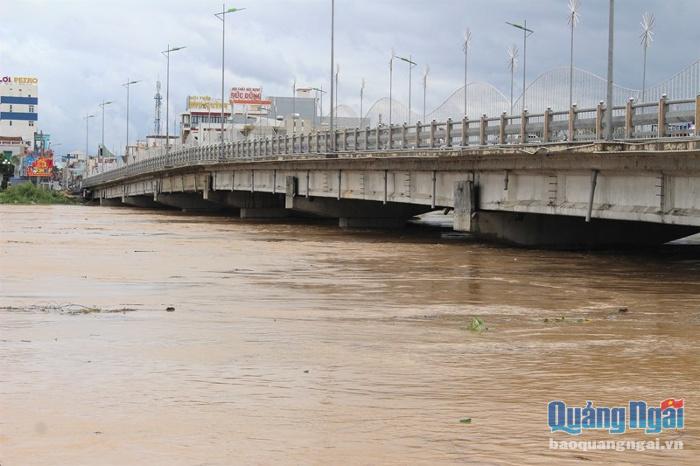 Với lượng nước hiện tại thì các xã vùng hạ lưu ven sông Trà Bồng đang bị ngập nặng.