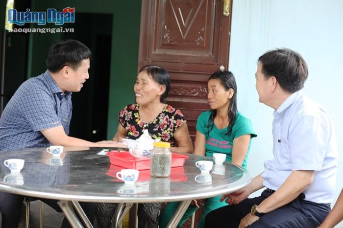 Phó Bí thư thường trực Tỉnh ủy Đặng Ngọc Huy đến thăm gia đình chị Nguyễn Thị Nhàn, ở thôn 2, xã Đức Chánh.