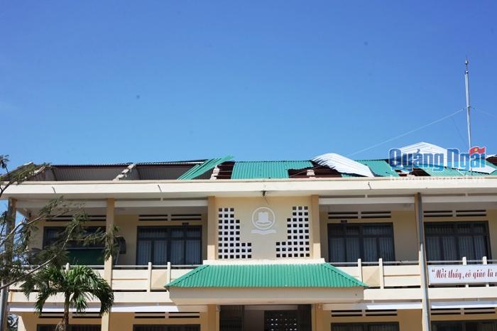 Cũng trong sáng nay, 29.10, Phòng Giáo dục TP.Quảng Ngãi đã phân các đoàn đến khảo sát về mức độ thiệt hại tại trường sau bão. 