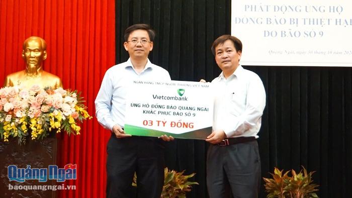 Chủ tịch UBMTTQVN tỉnh Nguyễn Cao Phúc tiếp nhận 3 tỷ đồng của Vietcombank Quảng Ngãi hỗ trợ cho người dân vùng bị bão, lũ.