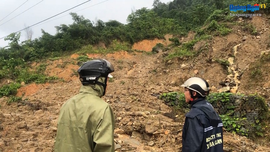 Video: Sạt lở núi đe dọa nhiều hộ dân ở Ba Tơ