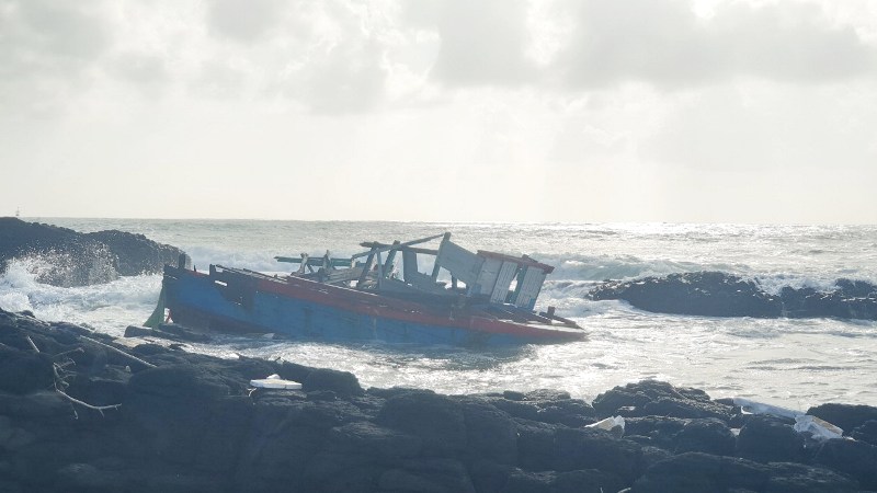 Video: Cứu nạn thành công 3 ngư dân chìm tàu trong đêm