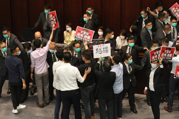 Các nghị sĩ biểu tình trong một cuộc họp của Ủy ban Nội vụ thuộc Hội đồng Lập pháp Hong Kong, kêu gọi bà Starry Lee Wai-king rời vị trí - Ảnh: SCMP
