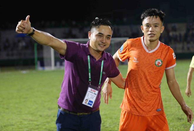 HLV Nguyễn Đức Thắng đưa Bình Định trở lại V-League sau 12 năm.