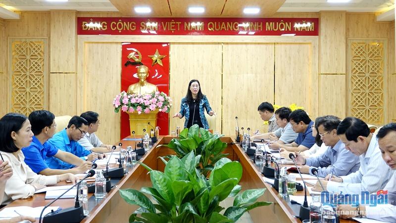 Ủy viên Dự khuyết Trung ương Đảng, Bí thư Tỉnh ủy, Chủ tịch HĐND tỉnh Bùi Thị Quỳnh Vân phát biểu tại cuộc họp