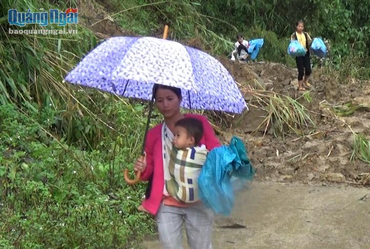 Trà Bồng: Di dời, sơ tán gần 1.000 hộ dân phòng sạt lở
