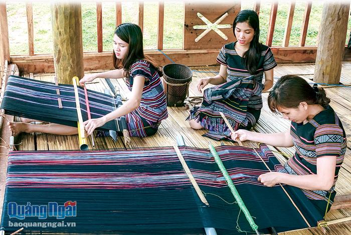 Nghề dệt vải thổ cẩm ở đại ngàn Trường Sơn: Cùng chung tay gìn giữ
