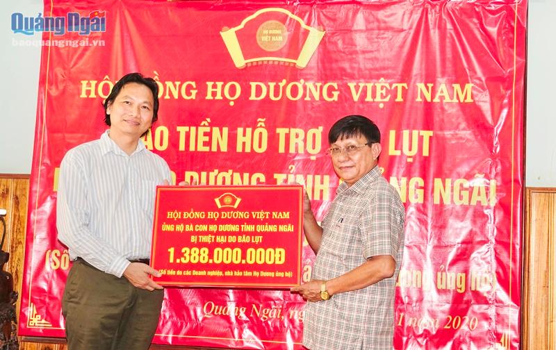 Hội đồng họ Dương Việt Nam trao tiền hỗ trợ cho Hội đồng họ Dương Quảng Ngãi