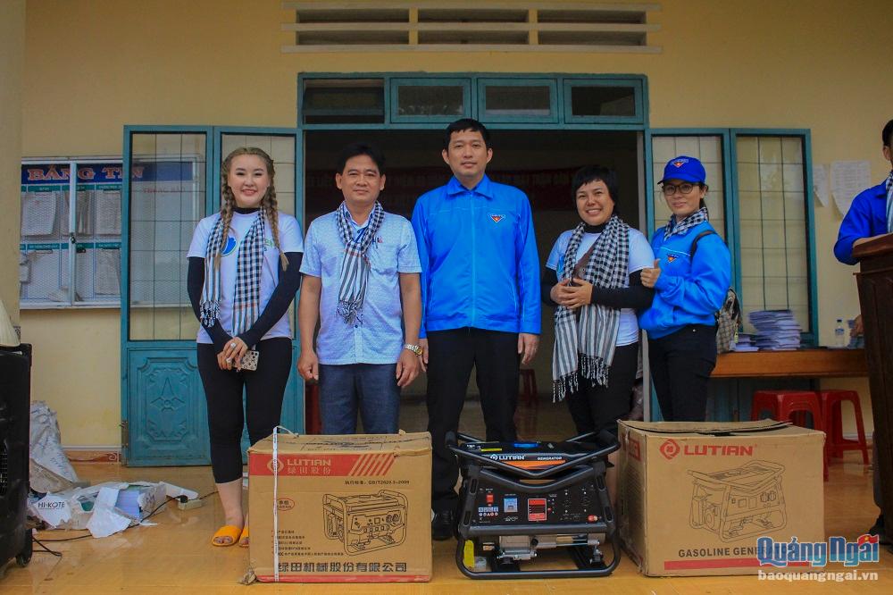 Tặng hơn 1.000 suất quà cho học sinh Sơn Hà