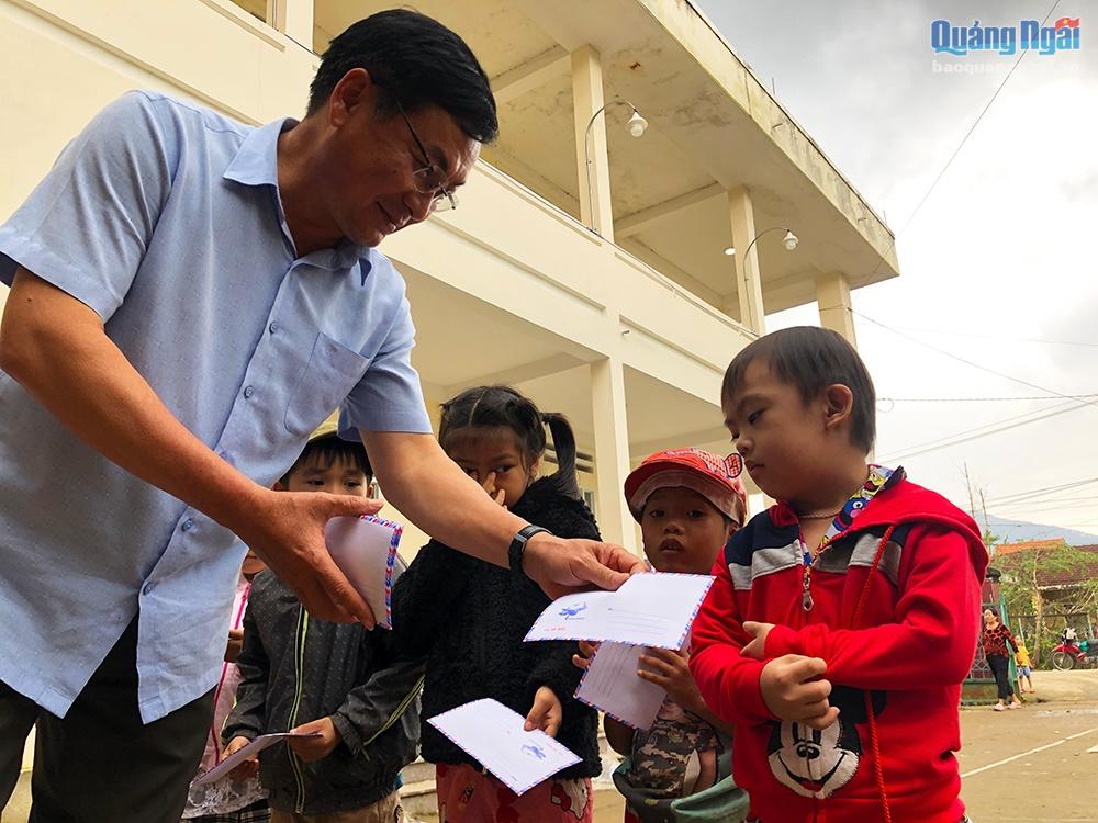 Tổng Biên tập Báo Gia Lai trao quà hỗ trợ người dân bị thiệt hại do bão lũ