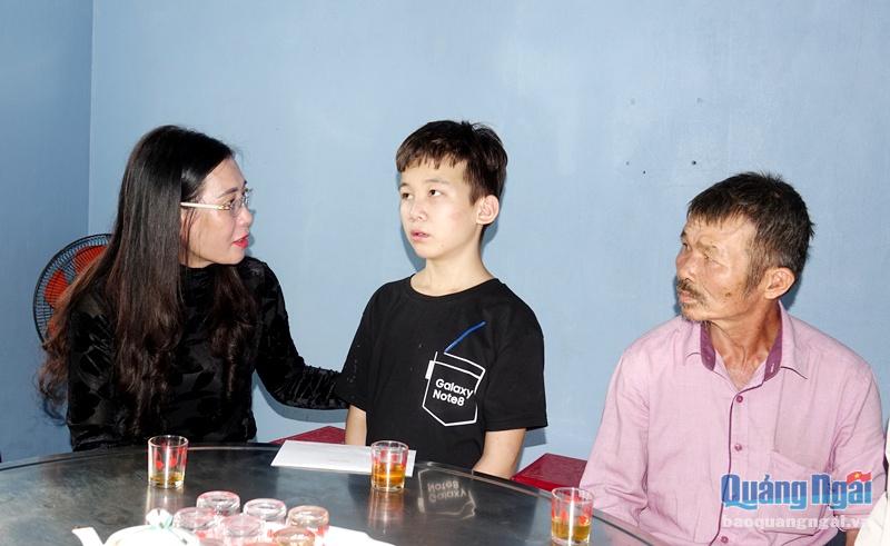 Bí thư Tỉnh ủy Bùi Thị Quỳnh Vân thăm gia đình bé trai bị bạo hành