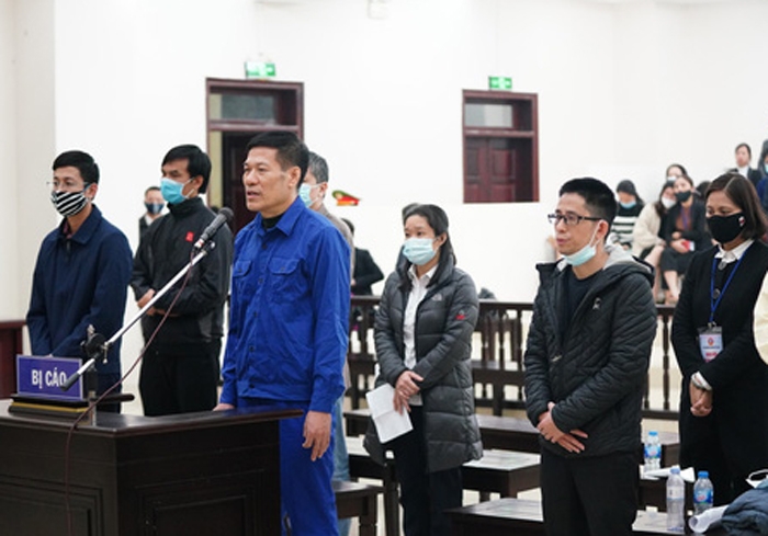 Cựu giám đốc CDC Hà Nội lãnh 10 năm tù vì nâng khống giá máy xét nghiệm