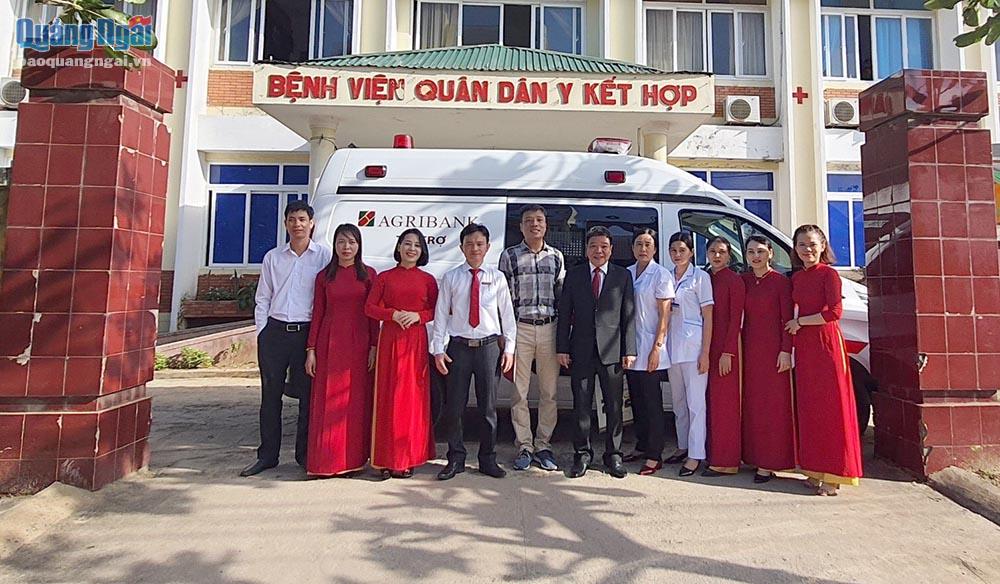Agribank Quảng Ngãi trao tặng xe cứu thương cho Trung tâm Y tế Quân Dân Y kết hợp huyện Lý Sơn