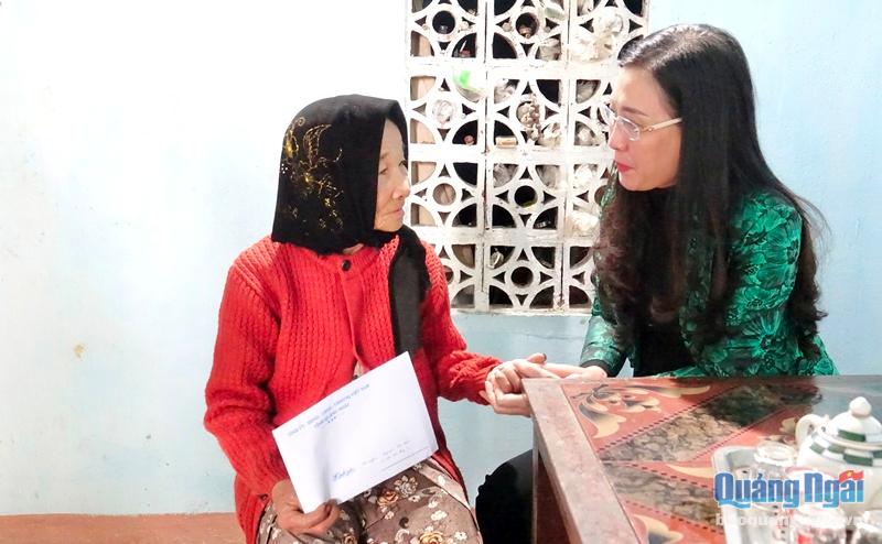 Bí thư Tỉnh ủy Bùi Thị Quỳnh Vân thăm, chúc Tết các gia đình chính sách, hộ nghèo