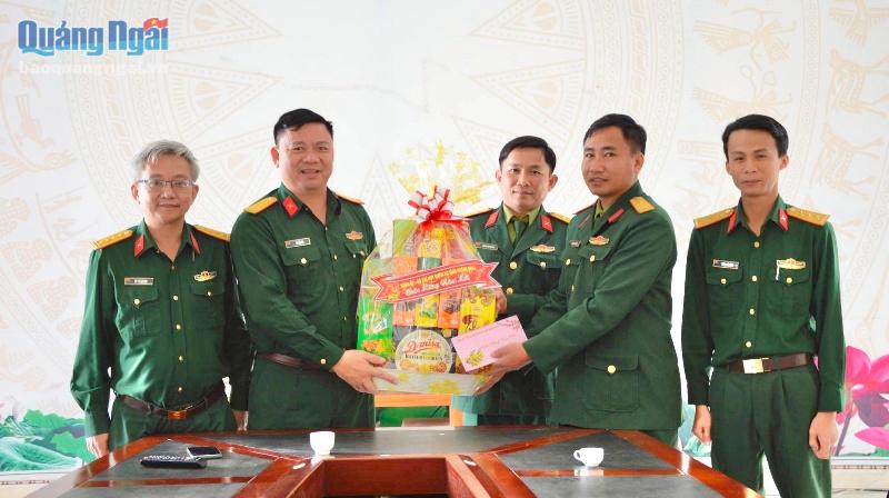 Bộ CHQS thăm, tặng quà chúc Tết các đơn vị trên địa bàn tỉnh