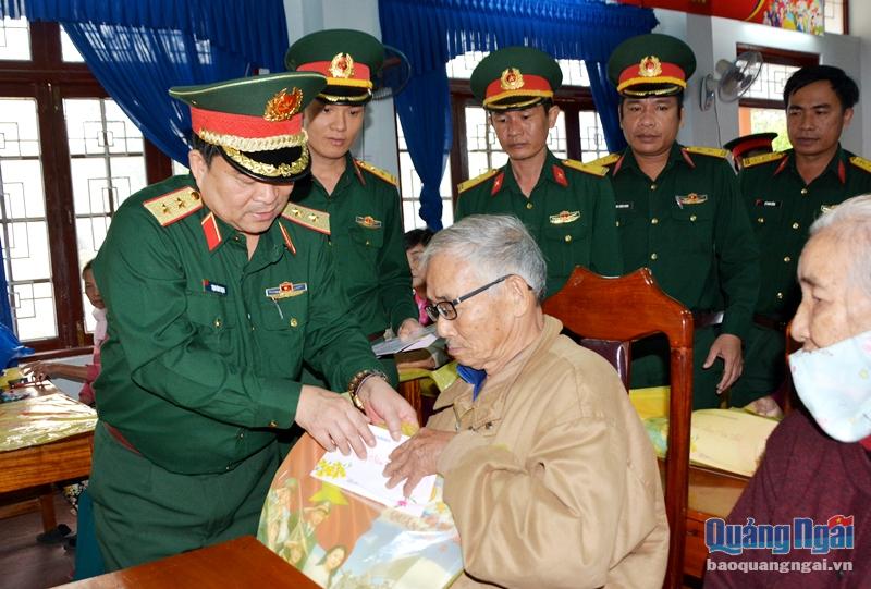 Chính ủy Quân khu 5 thăm, tặng quà Tết cho đồng bào nghèo Trà Bồng