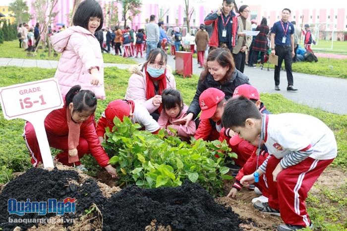 Thành phố Giáo dục Quốc tế- IEC Quảng Ngãi hưởng ứng hoạt động &quot;Tết trồng cây&quot;
