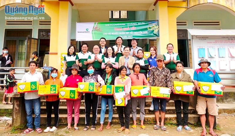 Báo Quảng Ngãi và Vietcombank Quảng Ngãi: Thăm, tặng quà Tết cho người dân xã Ba Nam