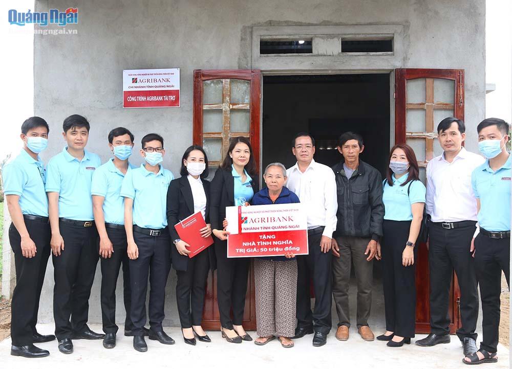 Đoàn thanh niên Agribank Quảng Ngãi trao tặng nhà nhân ái