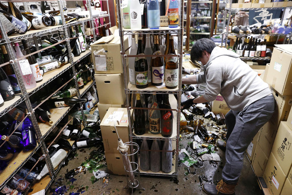 Động đất 7,3 độ Richter tại Nhật, đất đá phủ cả cao tốc, 1 triệu người chịu cảnh mất điện