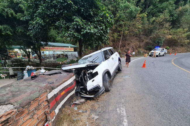 Ô tô tông vào lan can trên đèo Bảo Lộc, 4 người trong một gia đình thương vong