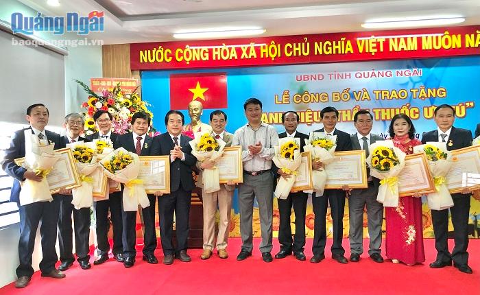 11 bác sĩ Quảng Ngãi vinh dự đón nhận danh hiệu Thầy thuốc ưu tú