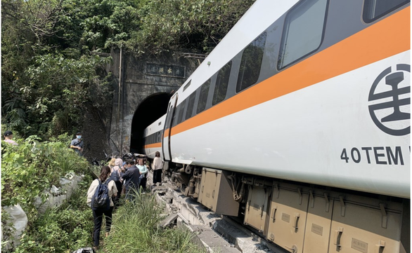Tại nạn thảm khốc ở Đài Loan: xe lửa trật đường ray, 36 người chết, 72 người bị thương