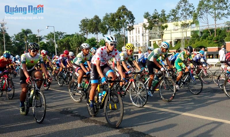 Xuất phát chặng 15 giải đua xe đạp Cúp truyền hình HTV 2021