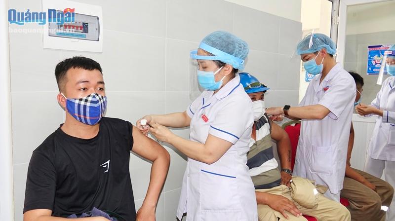 Hòa Phát Dung Quất tổ chức tiêm vắc xin ngừa Covid-19 cho người lao động