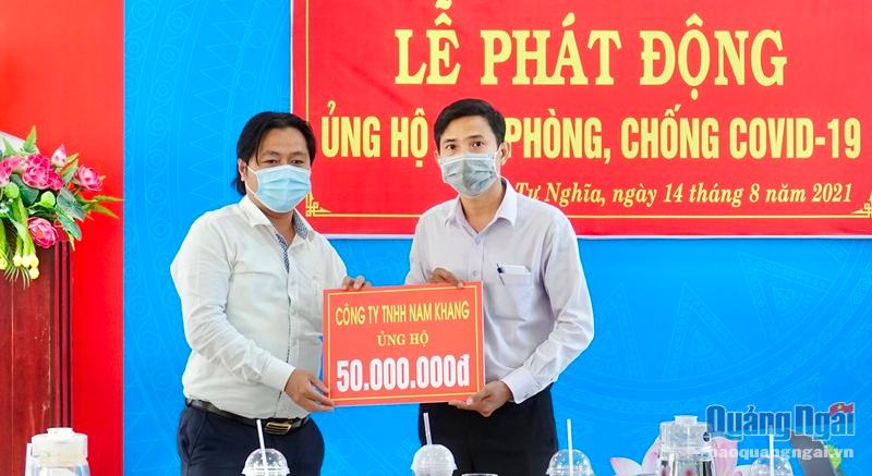 Công ty CP Đầu tư Bất động sản Nam Khang miền Trung trao tiền ủng hộ quỹ phòng chống dịch Covid-19