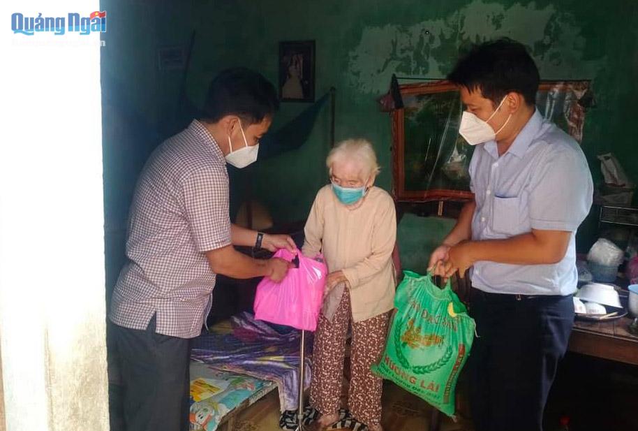 Trao quà cho người dân nghèo ở thị trấn Trà Xuân