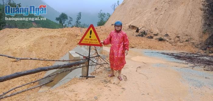 Mưa lớn làm sạt lở nhiều tuyến đường ở Trà Bồng