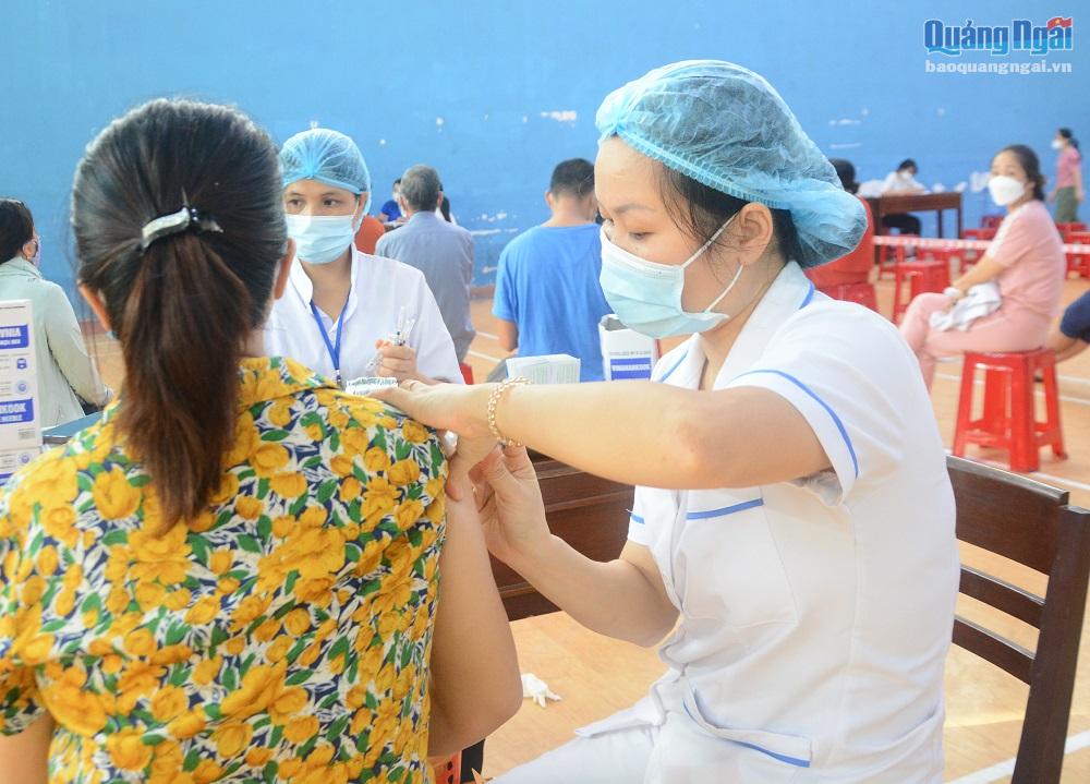 Bệnh viện 199- Đà Nẵng tiêm vắc xin phòng Covid-19 cho người dân TP.Quảng Ngãi