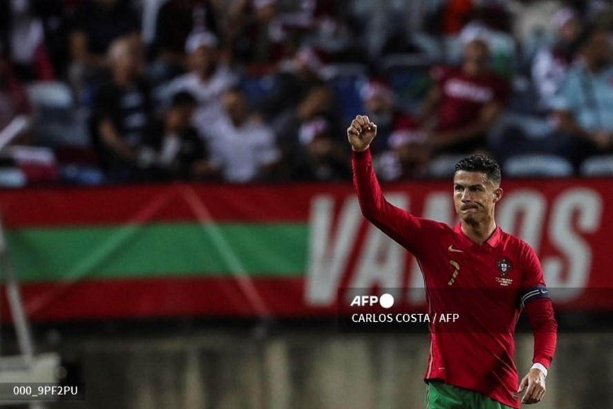 Ronaldo xô đổ hàng loạt kỷ lục sau khi giúp Bồ Đào Nha thắng Qatar