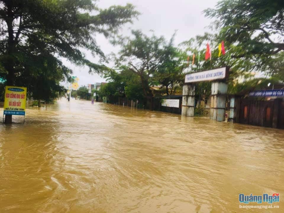 Bình Sơn, nhiều xã ven sông Trà Bồng bị ngập sâu trong nước lũ