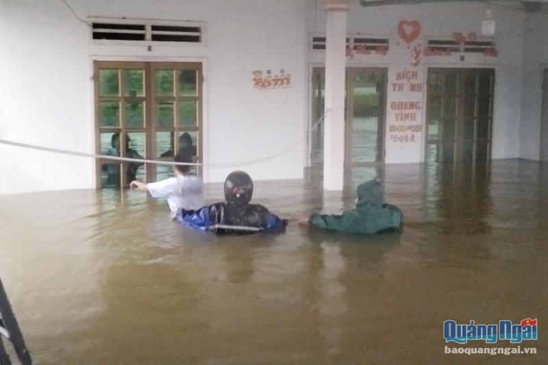 Bình Sơn: Di dời khẩn cấp hơn 2.400 người dân đến nơi an toàn