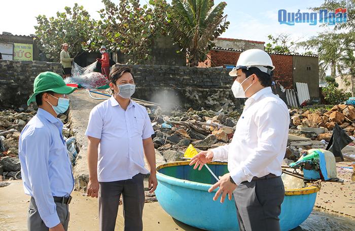 Phó Chủ tịch UBND tỉnh Trần Phước Hiền kiểm tra thực tế sạt lở tại huyện Bình Sơn